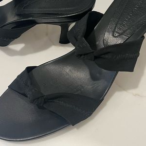 Donald J Pliner black leather insole, kitten heel sandals shoes with Knot Straps